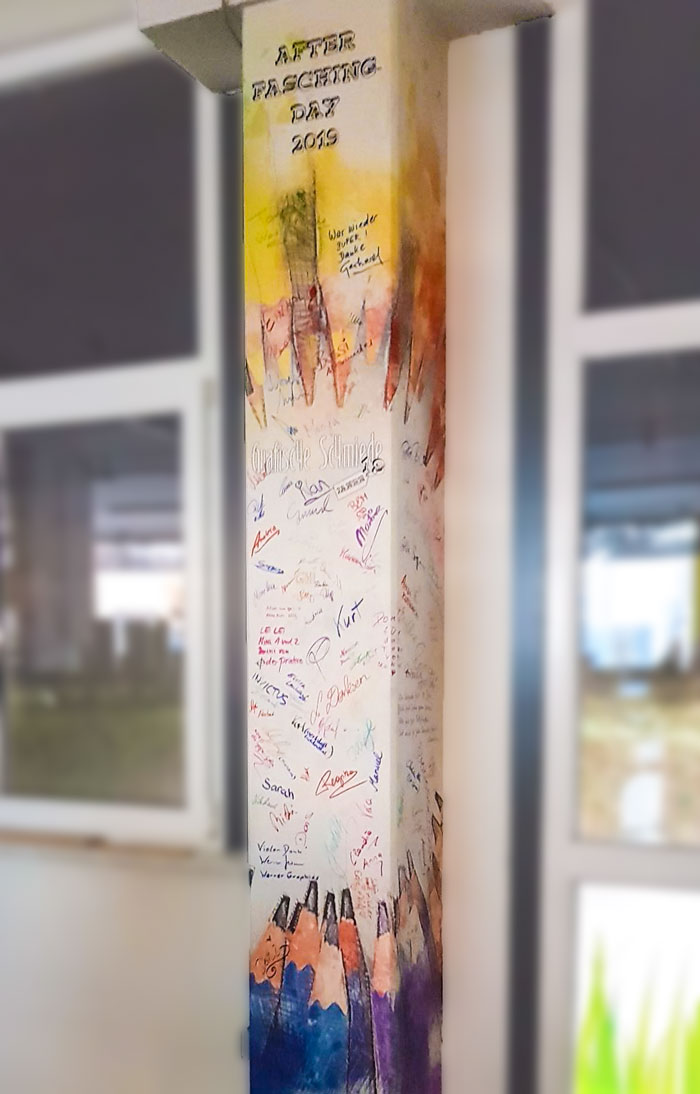 Teilnehmern unterzeichnete Wand in der Grafischen Schmiede.